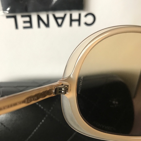 ❌TRADED❌Authentic 💕CHANEL BEIGE OVAL Sunglasses - Picture 4 of 8